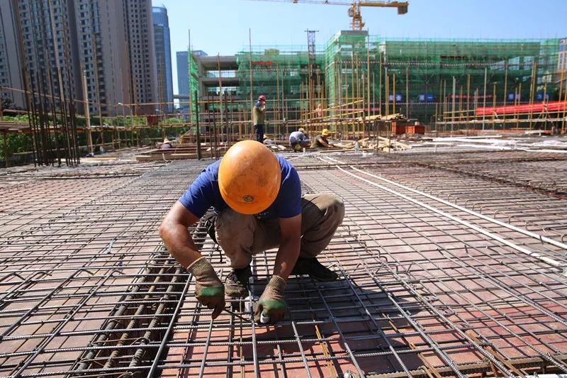 向高溫下的勞動者致敬①|(zhì)工地鋼筋工 高溫下和37℃的鋼筋「做朋友」