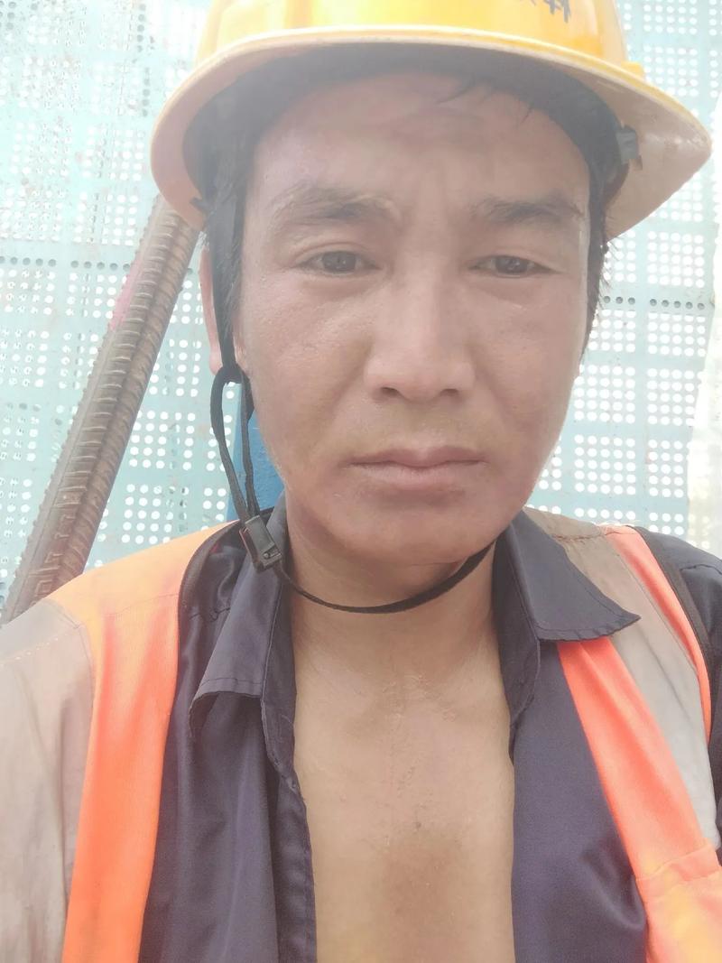 高溫天氣下的鋼筋工 汗水澆筑城市脊梁